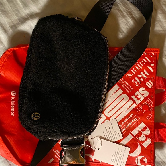 Sold out! Lululemon Everywhere Fleece Belt Bag NWT - Picture 5 of 7